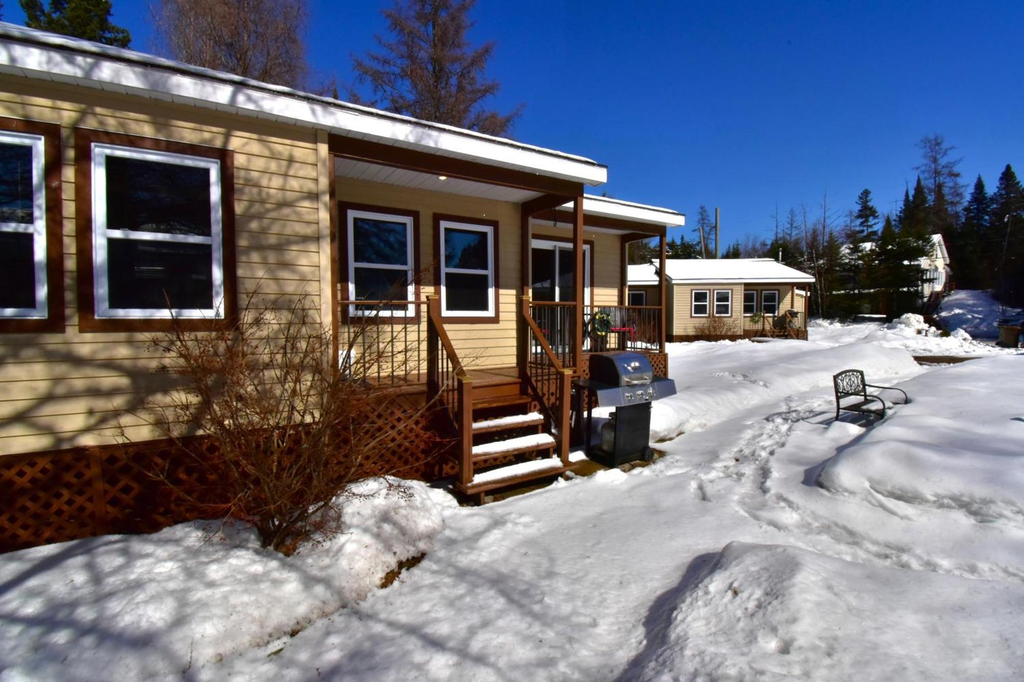 Emme Chalets Sainte-Lucie-de-Doncaster Extérieur photo
