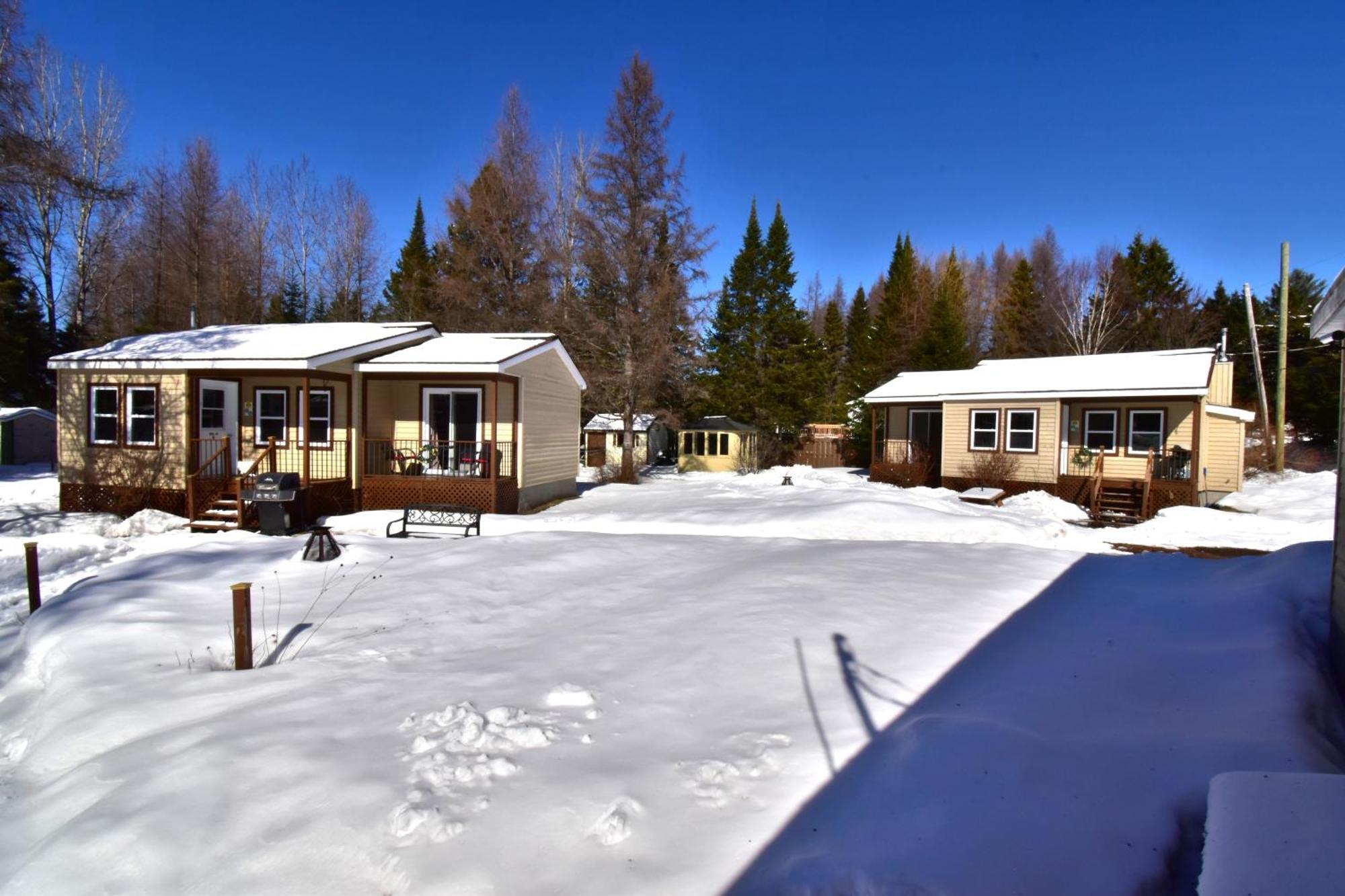 Emme Chalets Sainte-Lucie-de-Doncaster Extérieur photo